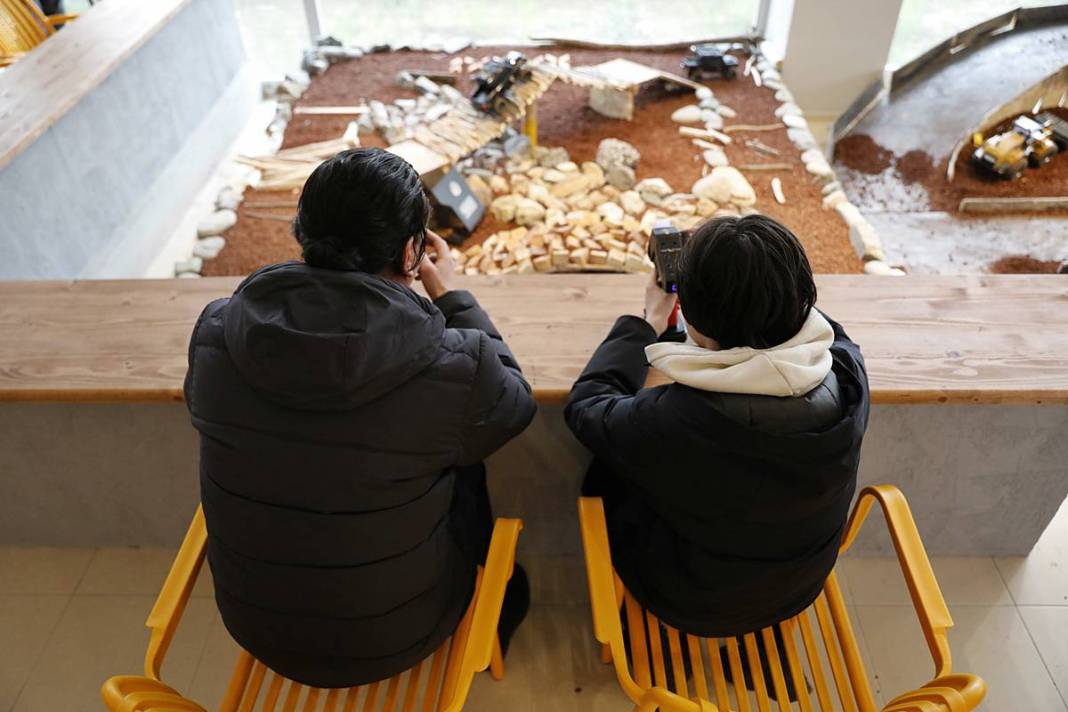 Kafenin ortasına inşaat sahası kurdular: Gençler değil yetişkinler sıraya girdi 5